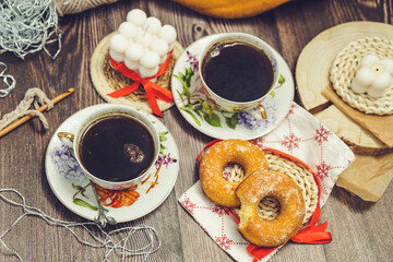 Cozy winter vibes with strong black coffee,  cookies and seasonal decor – a perfect setting for relaxation and warmth.