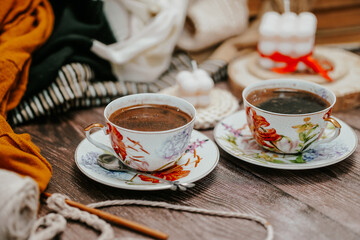 Cozy winter vibes with strong black coffee,  cookies and seasonal decor – a perfect setting for relaxation and warmth.