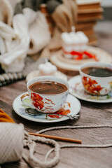 Cozy winter vibes with strong black coffee,  cookies and seasonal decor – a perfect setting for relaxation and warmth.