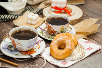 Cozy winter vibes with strong black coffee,  cookies and seasonal decor – a perfect setting for relaxation and warmth.