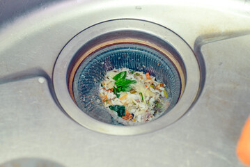 Kitchen sink disposable mesh strainer catching food waste