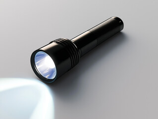 Ein leistungsstarker Taschenlampe mit hellem Lichtstrahl auf dunklem Hintergrund

