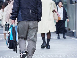 冬の都市の街で歩く通勤中の人々の姿