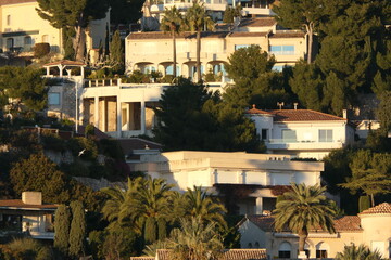 Ensembles de villas marseillaises en corniches avec des arbres © Sami