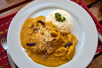 A classic Peruvian delight: Ají de Gallina.Creamy, flavorful, and comforting, this dish is a perfect blend of shredded chicken, a rich ají amarillo sauce, and traditional spices. 