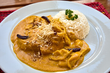 A classic Peruvian delight: Ají de Gallina.Creamy, flavorful, and comforting, this dish is a perfect blend of shredded chicken, a rich ají amarillo sauce, and traditional spices. 