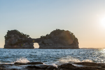 和歌山県白浜町の円月島と夕日の風景