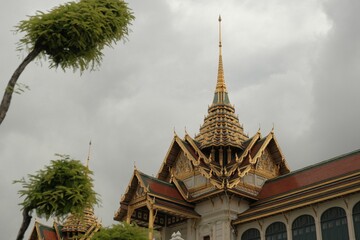 Fototapeta premium Grand Palace in Bangkok under cloudy sky