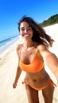 jeune femme souriante en maillot de bain sur la plage en &eacute;t&eacute; se prends en selfie