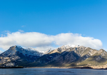 Obraz premium Snowy Splendor: Majestic Mountain Landscapes and frozen lake 