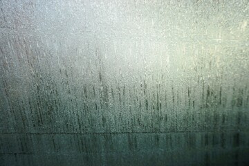 Abstraktes Motiv mit Frostmuster und Licht auf Glasscheibe als Hintergrund