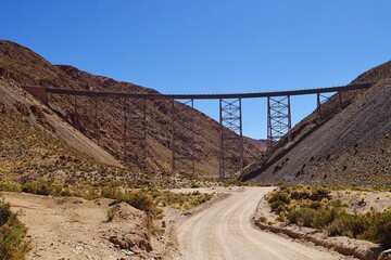世界一高い地点に存在する鉄道橋のラ・ポルボリージャ鉄橋と雲の列車