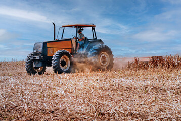 Obraz premium Soil preparation using mechanized agriculture. for planting soybeans - luziânia city - goiás state - brazil, 2016, 