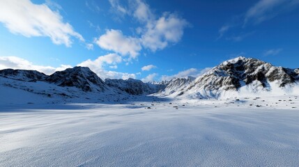 Obraz premium A snowy mountain range with a clear blue sky