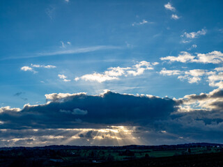 Lichtstrahlen dringen durch den Wolkenhimmel