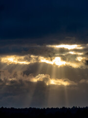 Lichtstrahlen dringen durch den Wolkenhimmel