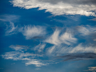 Obraz premium Lichtstrahlen dringen durch den Wolkenhimmel