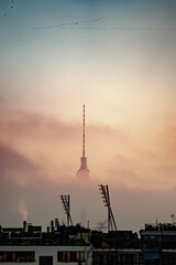 Berliner Fernsehturm im Nebel © Tobias