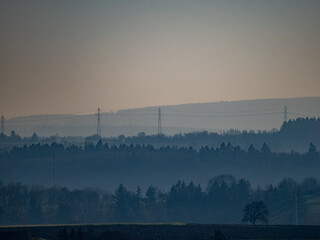 Nebel und Dunst über Wald und Täler