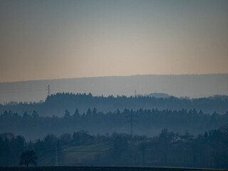 Nebel und Dunst über Wald und Täler