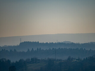 Nebel und Dunst über Wald und Täler