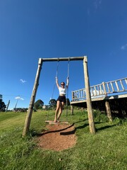 Mulher em balanço  em area rural 