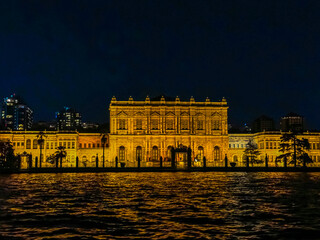 Fototapeta premium Stunning Dolmabahçe Palace in Istanbul, Turkey, illuminated at night. Grand architecture and impressive facade, stands majestically on the shores of the Bosphorus Strait. History of Ottoman Empire