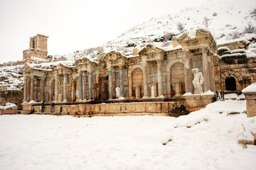 Fototapeta premium o visit the sprawling ruins of Sagalassos, high amid the jagged peaks of Ak Dag, is to approach myth: the ancient ruined city set in stark . Sagalassos Ancient City under the snow on a winter day.