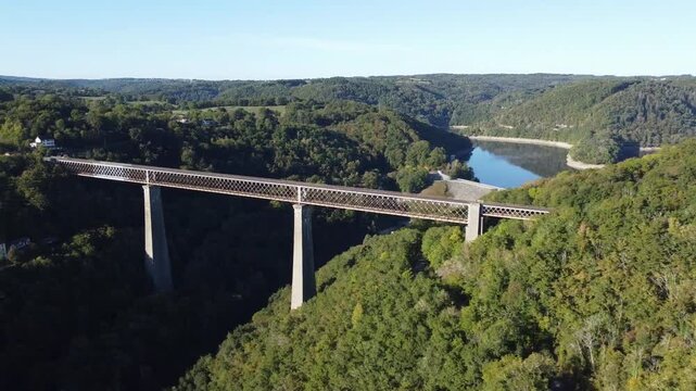 Survol du viaduc des Fades dans le Puy-de-D&ocirc;me. 