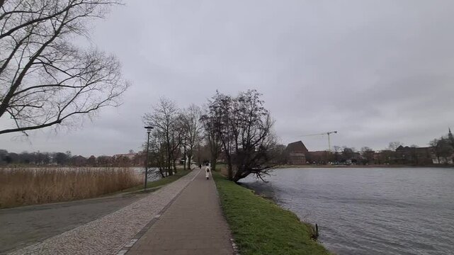 Naturweg mit Blick auf den See in der Stralsunder Innenstadt (Mecklenburg - Vorpommern), mit atmosph&auml;rischem Dezemberhimmel