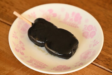 お皿に胡麻だんご