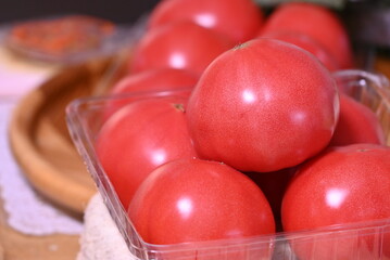 つやつやの山盛りトマト