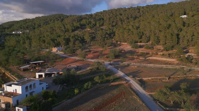 Ibiza desconocida por caminos de interior.