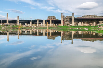 Obraz premium Reflection and ancient columns in the ancient city