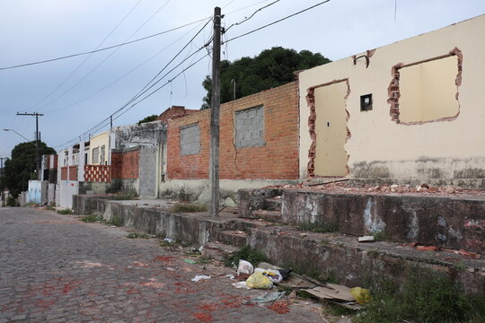 The abandoned properties are located in the Pinheiro neighborhood, in Maceio, Alagoas, Brazil.