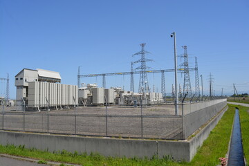 Obraz premium 屋外変電設備と送電塔