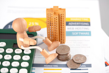 Wooden people take money to wait and see to buy a house
