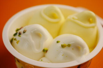  vanila flavor ice cream in a container 