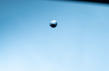 落下する美しい水滴	