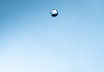 落下する美しい水滴	