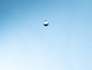 落下する美しい水滴	