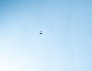 落下する美しい水滴	