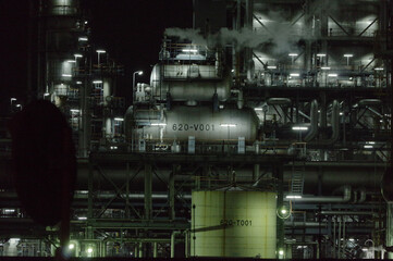 夜の工場
