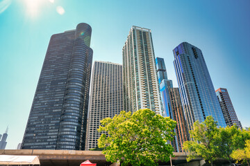 Obraz premium Downtown Chicago skyline from Lakefront trail on a perfect summer day