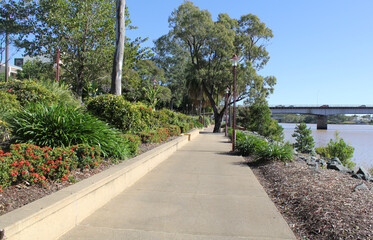 Obraz premium View of the Rockhampton waterfront gardens with the Fitzroy River and bridge in Queensland, Australia