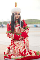 Obraz premium Mongolian girl wearing traditional costume of the Mongolian Ordos tribe