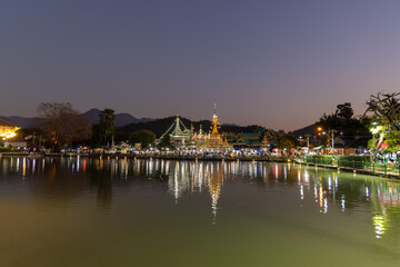 Obraz premium Wat Jong Kham and Wat Jong Klang temples on the lake at dusk, Mae Hong Son in Thailand