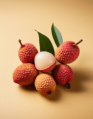 春の珍しい構図、ペールイエローの背景にライチの果実とその皮が散りばめられ、柔らかな雰囲気を演出
