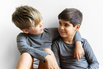 Trust, complicity and friendship among siblings