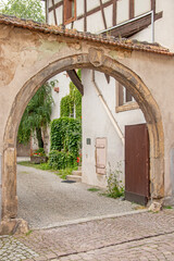 Fototapeta premium Le Fronhof de l’abbaye de Munster, ancienne cour domaniale datant du XIIIème siècle, dans le centre vieille-ville de Turckheim 